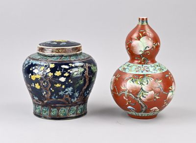 deux vases posés l'un à côté de l'autre sur une table
