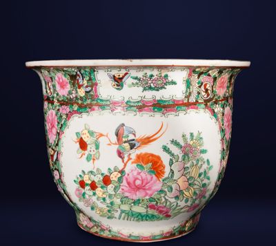 un grand vase orné d'un oiseau et de fleurs