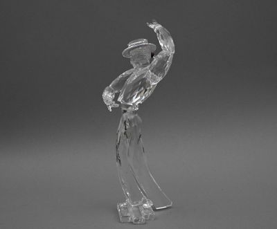 photographie en noir et blanc d'une sculpture en verre représentant un oiseau