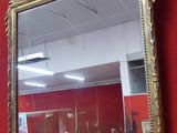 un miroir accroché au mur rouge d'une pièce