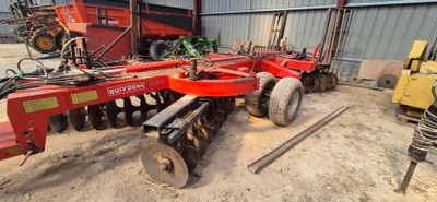 un tracteur garé dans la terre