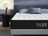 le matelas à l'intérieur d'une chambre aux murs bleus