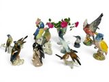 de nombreuses figurines représentant des oiseaux et des fleurs sur un fond blanc