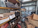 une pièce remplie de nombreuses boîtes et d'autres objets