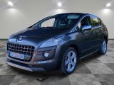 la voiture grise est garée sur un sol en damier dans le garage