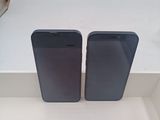 deux iPhones noirs posés sur un comptoir blanc