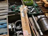 de nombreux types d'outils différents dans une caisse posée sur une palette