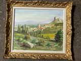une peinture à l'huile représentant une colline avec un village au loin