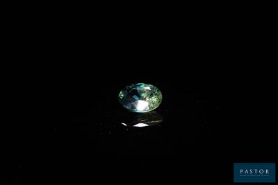gros plan d'un diamant vert sur une surface noire