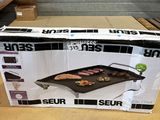 une boîte contenant une grille, posée sur une table