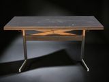un gros plan d'une table avec un plateau en bois et des pieds en métal