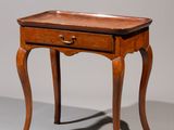 une petite table en bois surmontée d'un tiroir
