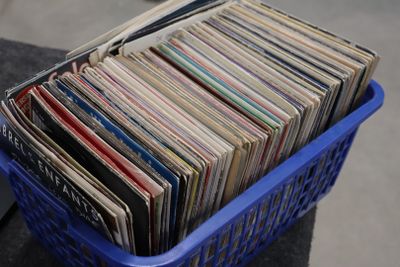 un panier bleu rempli de livres posé sur une table