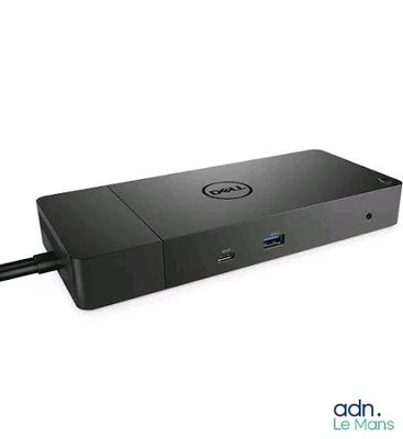 un gros plan d'un ordinateur portable Dell auquel est branché un câble