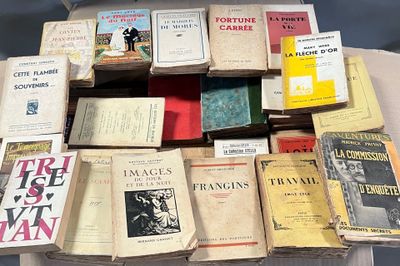 un grand nombre de livres posés sur une table
