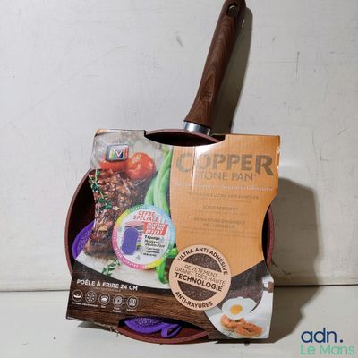 une spatule en bois contenant un paquet de nourriture