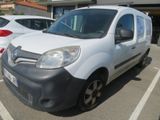 la photo d'une camionnette blanche garée sur un parking