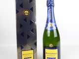 un gros plan sur une bouteille de champagne à côté d'une boîte