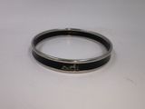 une photo en gros plan d'un bracelet posé sur une table