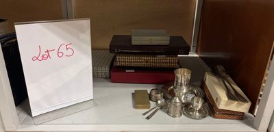 une pancarte posée sur une étagère dans une pièce remplie de livres