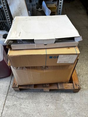 une pile de cartons posée sur une palette