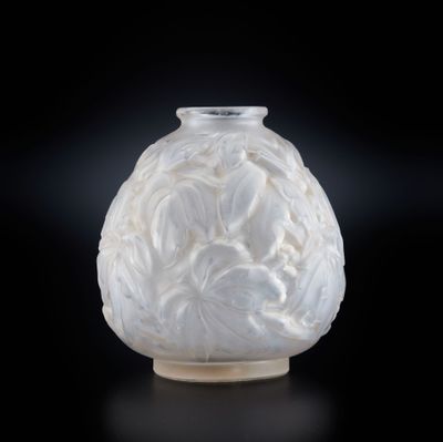 un vase blanc posé sur une surface noire