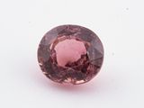 des tourmalines roses sur un fond blanc