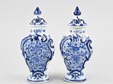 paire de vases bleus et blancs à motifs floraux