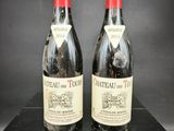 deux bouteilles de vin posées sur une boîte noire