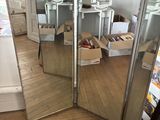 un paravent orné d'un miroir