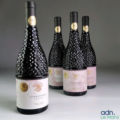 trois bouteilles de vin sont alignées sur une table