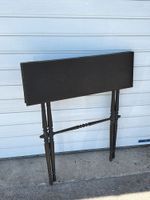 Table pliante en bois laqué noir reposant sur quatre pieds e… (photo 4)