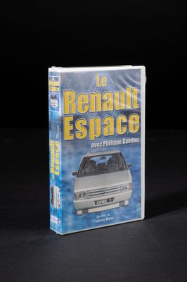le livre repose sur une surface noire, sur fond noir