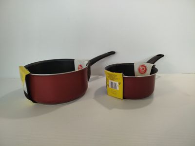 deux casseroles posées sur une table