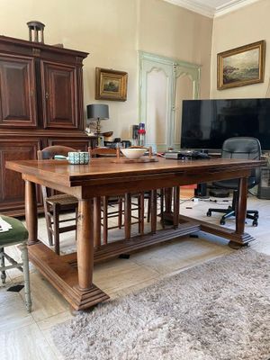 une grande table en bois au milieu d'un salon
