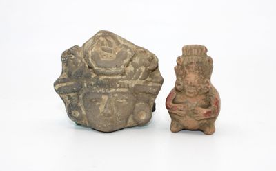 deux pièces de poterie posées l'une à côté de l'autre sur une surface blanche