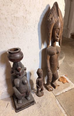 deux statues posées par terre l'une à côté de l'autre