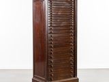 une photo d'une grande commode en bois