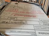 une grande pile de cartons posée sur une palette