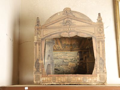 une photo d'une photo représentant une cheminée sur laquelle est posé un tableau