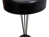une image représentant une table en noir et blanc avec un piètement noir
