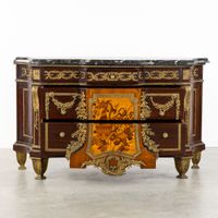 Commode à marqueterie et ferrures en bronze, plateau en marb… (photo 4)