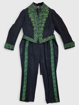 une image représentant un costume noir orné de passementeries vertes