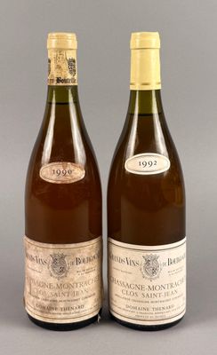 deux bouteilles de vin posées l'une à côté de l'autre sur une table