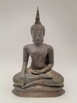 ASIE. Bouddha en bronze assis sur un socle, en posture de pr…
