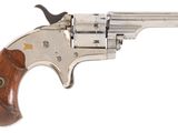 un vieux revolver avec un manche en bois sur fond blanc