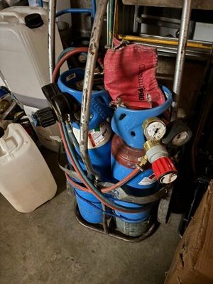 an image of a blue tank with a pressurer and a hose