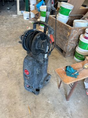 une machine posée à même le sol dans un garage