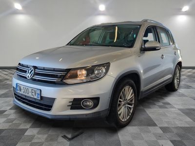la volkswagen tiguan est garée sur un carrelage à carreaux