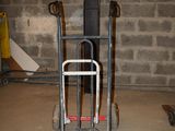 un diable qui se trouve dans un garage